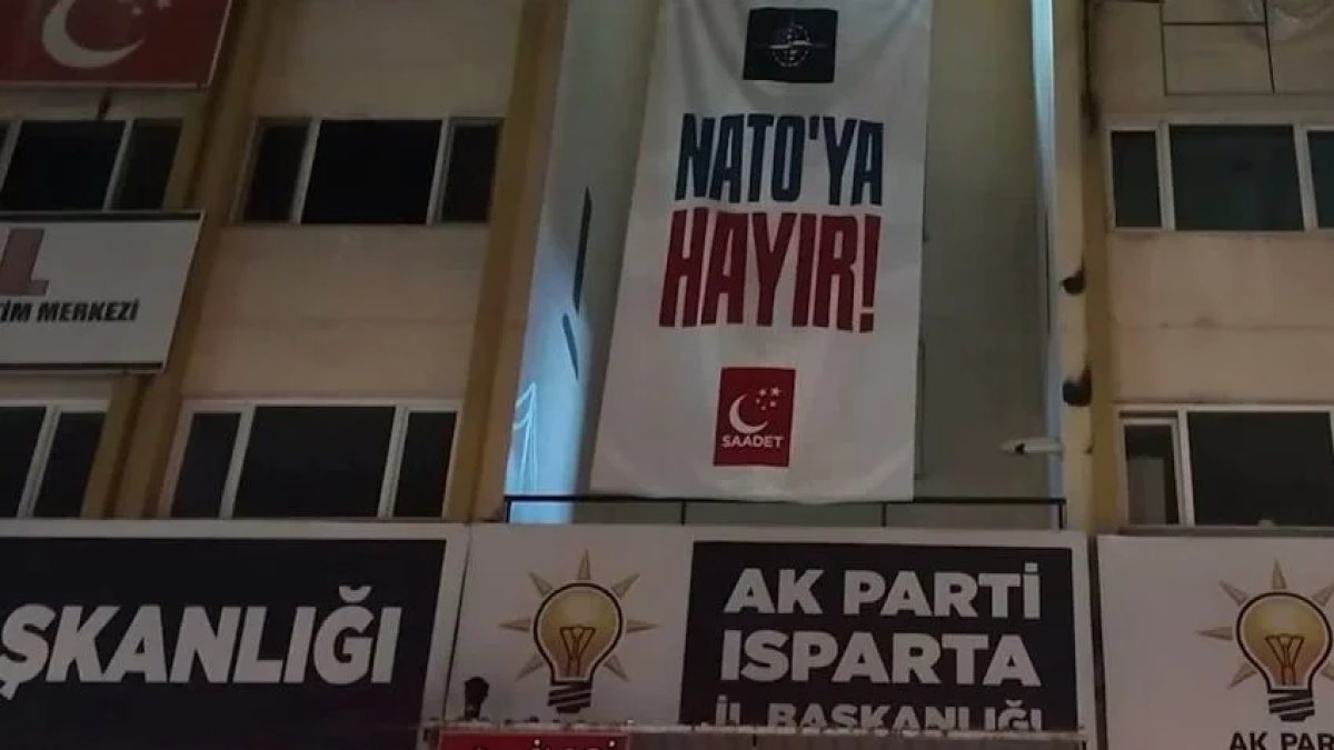 Saadet Partisi, "NATO'ya Hayır" pankartına kesilen para cezasını yargıya taşıyacak
