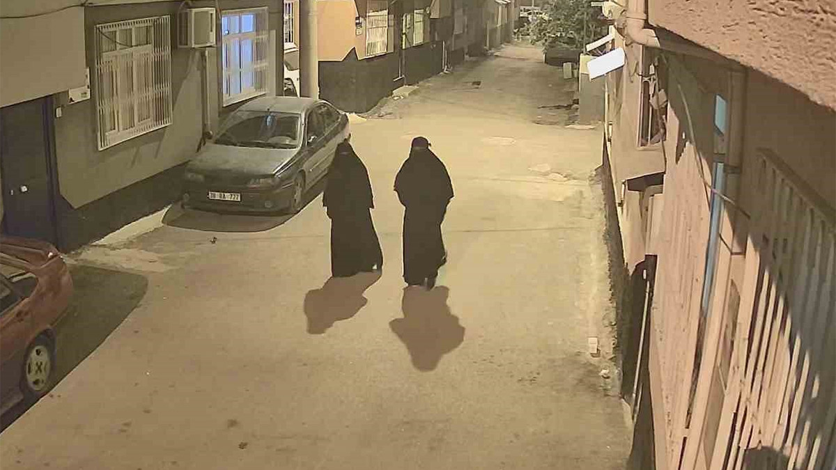 Adana'da çarşaflı hırsızlık: Yüzlerini gizleyip eve girdiler