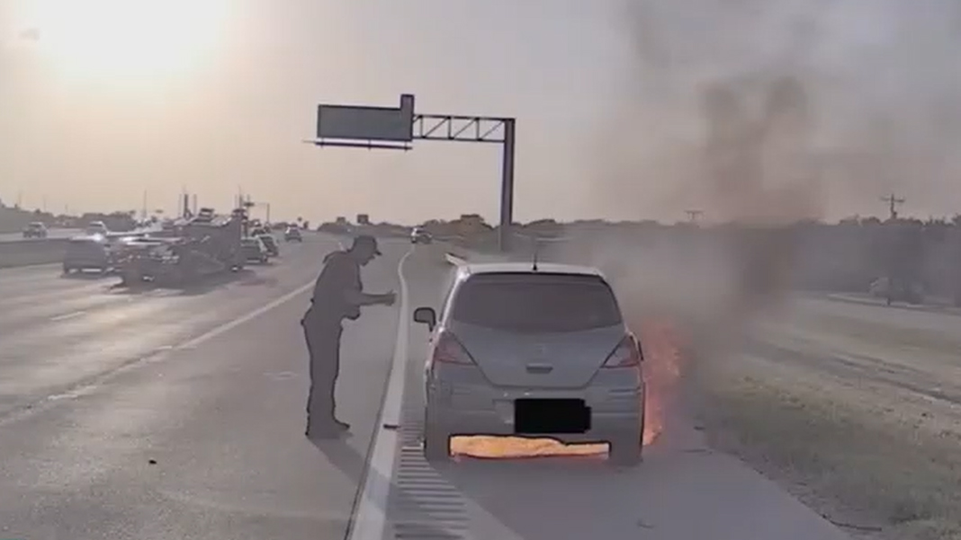 Yanan araçta kapı kolu elinde kaldı, camı kırarak kurtardı: Polisin müdahalesi kamerada