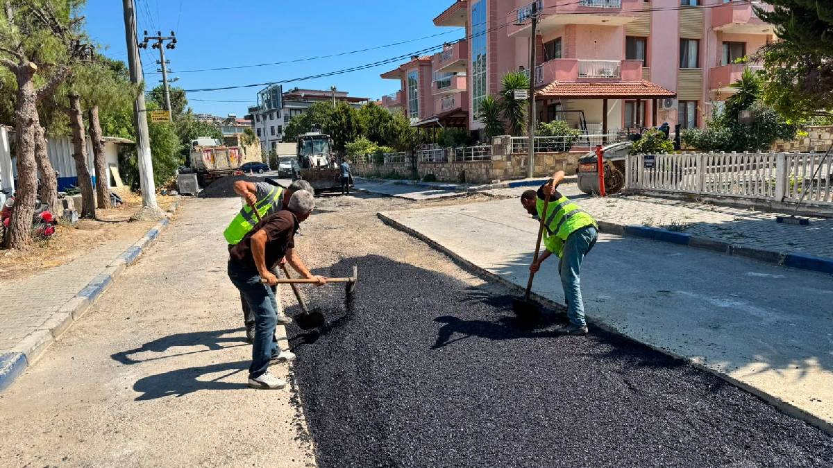 Yenifoça Değirmendere Caddesi’nde asfalt çalışmaları tüm hızıyla sürüyor