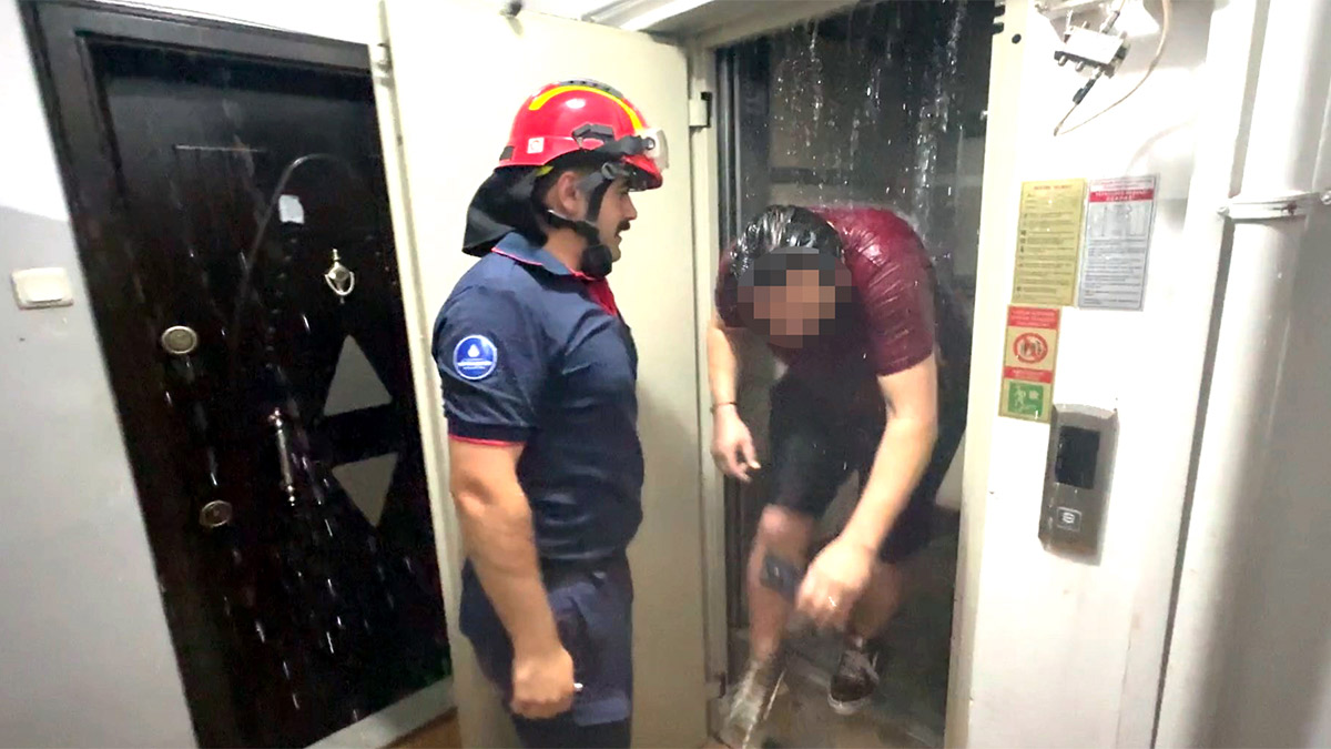 Avcılar'da ilginç kurtarma: Su vanasını söken adam asansörde mahsur kaldı