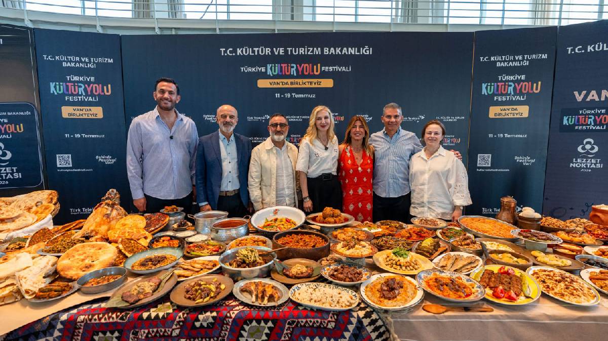 Van'ın gastronomi mirası lezzet noktalarında yaşatılıyor: Van kahvaltısı, otlu peynir, inci kefali lezzet festivalde yerini aldı