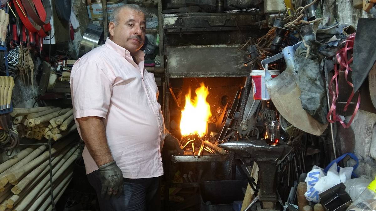 Ateşin sıcaklığı 1000 dereceyi buluyor! 29 yıldır aynı sıcakta mesai yapıyor