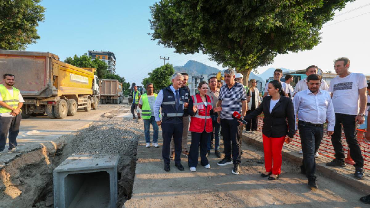 Başkan Vekili Özdemir Konyaaltı’nda devam eden altyapı yatırımlarını inceledi