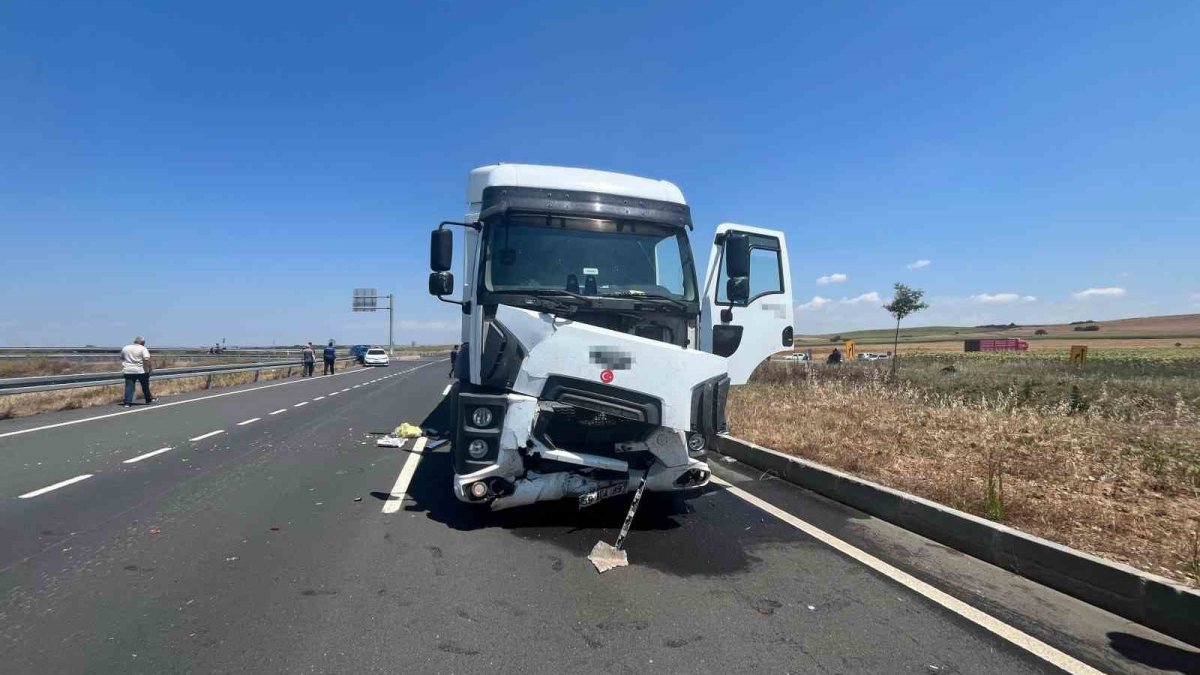 Tekirdağ’da kamyon ile otomobil çarpıştı: 2 ölü, 3 yaralı