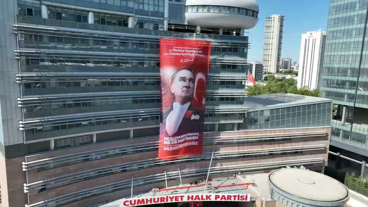 CHP Genel Merkezi'ne "Ne cumhuriyetinden ne de partinden vazgeçmeyeceğiz" pankartı asıldı
