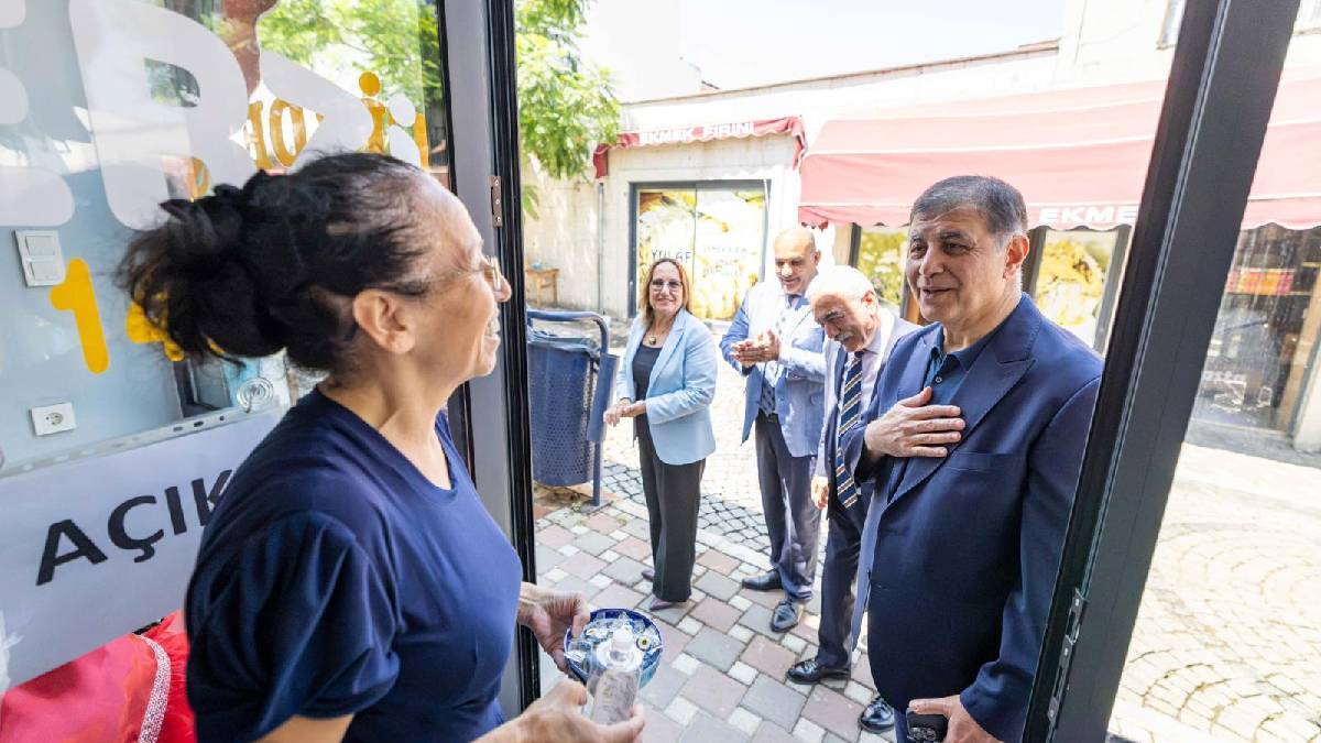 Başkan Tugay Güzelbahçe'de esnaf ve vatandaşlarla buluştu
