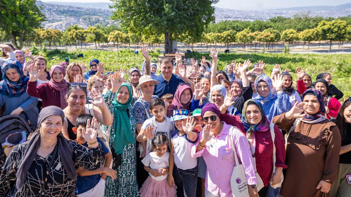 Toprakla buluşan kadınlar, hasat sevincini Başkan Tugay’la yaşadı