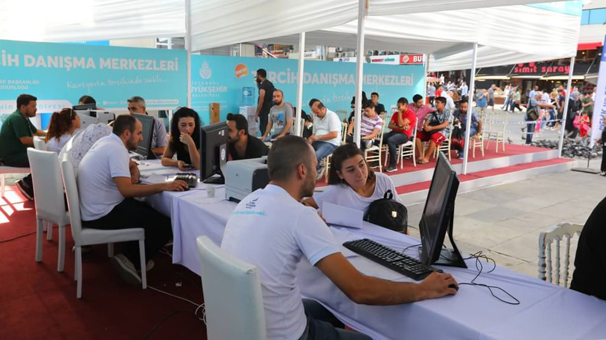 İstanbul'un 12 meydanında ücretsiz YKS tercih rehberliği başladı