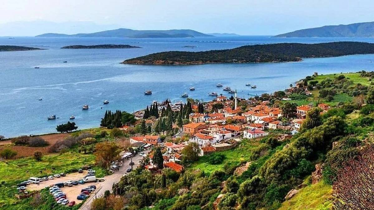 Çeşme’nin sakin balıkçı köyü! Binlerce yıllık gizli hazinesiyle göreni büyülüyor