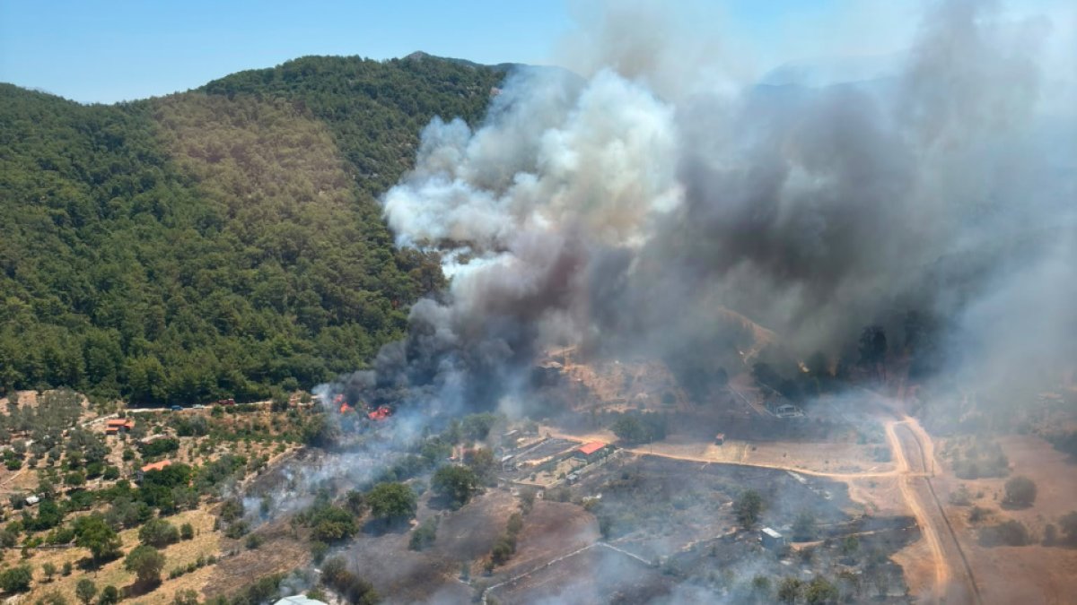 Fethiye’de orman yangını: 10 ev tahliye edildi, 4 bungalov hasar gördü