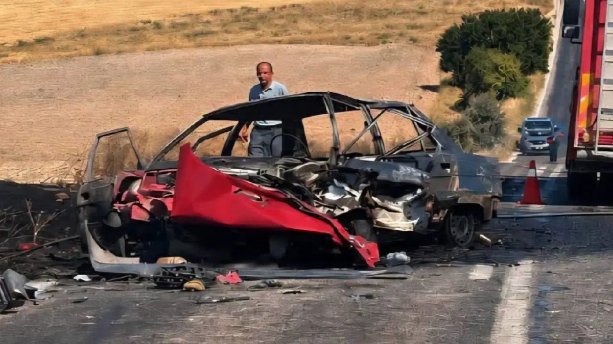 Afyonkarahisar'da çarpışan otomobillerden biri alev aldı: Ölü ve yaralılar var
