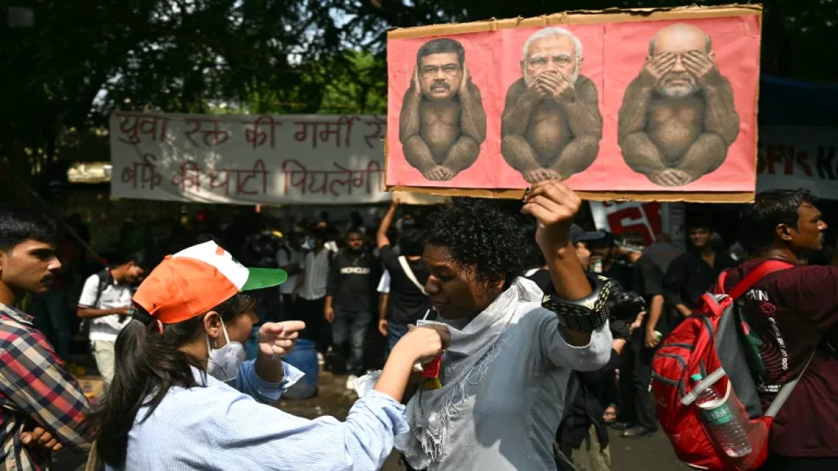 Hindistan'da sınav usulsüzlüğü protestoları sürüyor:  Başbakan Modi'den "sert ceza" mesajı