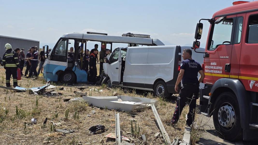 Midibüs ile panelvan çarpıştı: 1 ölü, 10 yaralı
