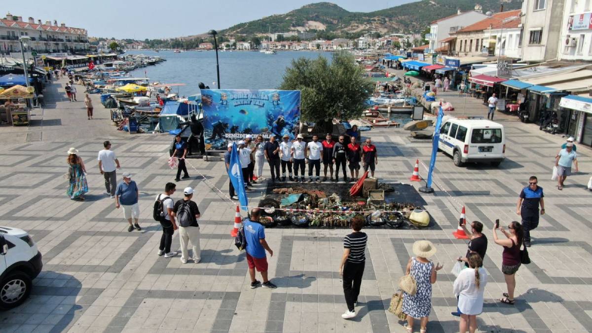 Foça'da kapsamlı deniz ve kıyı temizliği