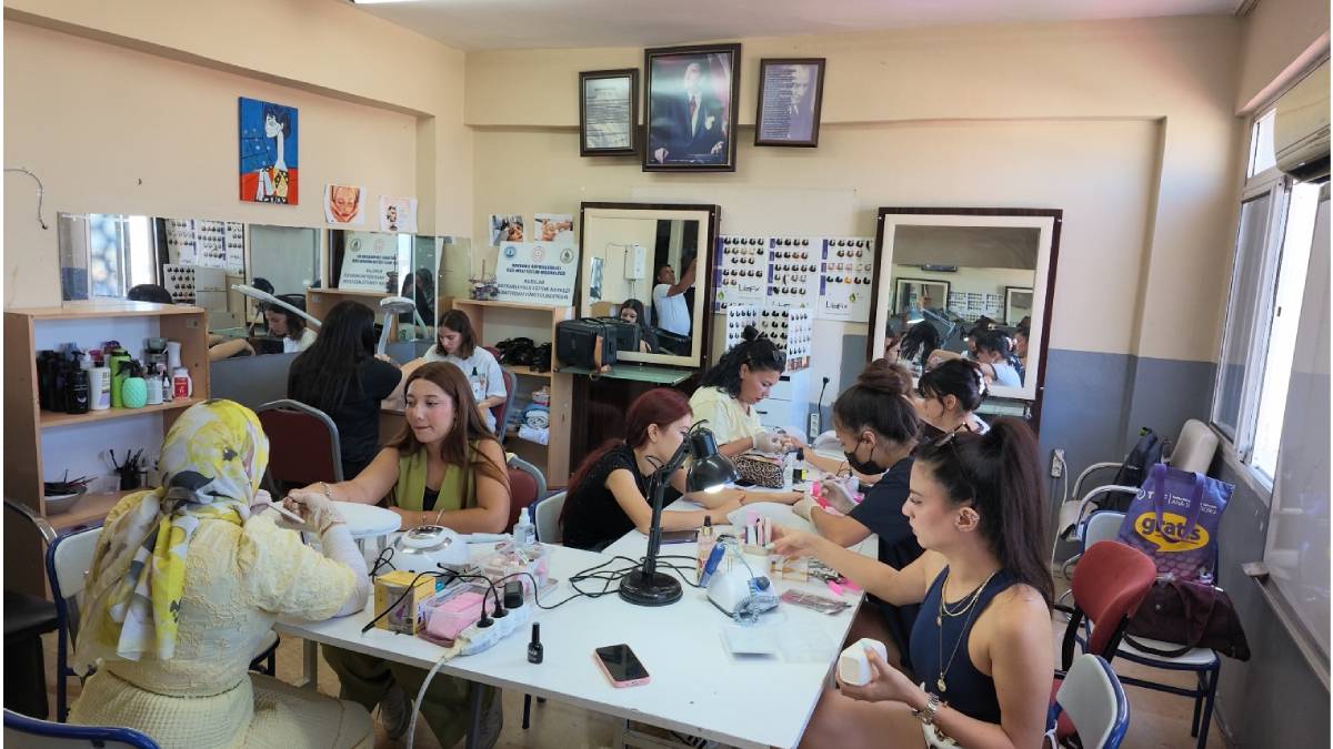 Bayraklı’da ücretsiz kurslar kadınların geleceğine yön veriyor