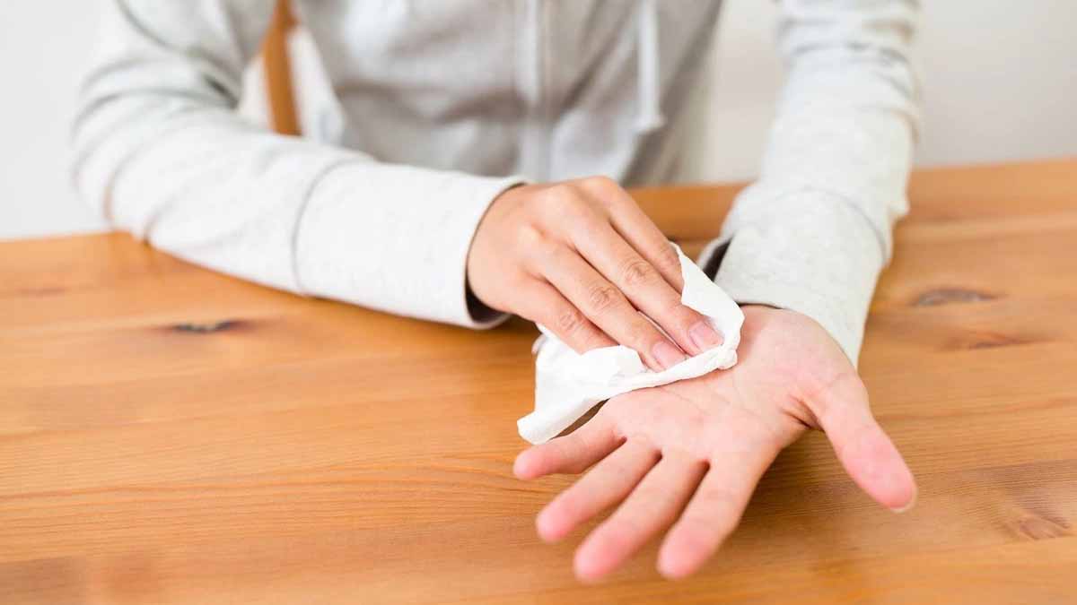 Tokalaşmaktan çekinmeye son: Aşırı el ve ayak terlemesine kapalı ameliyatla kesin çözüm
