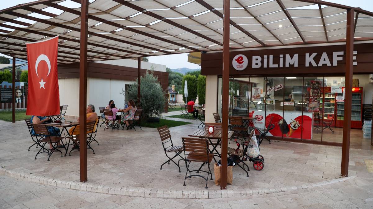 Efeler’in Bilim Kafe’si saat 23.00’e kadar misafirlerini ağırlamaya başladı