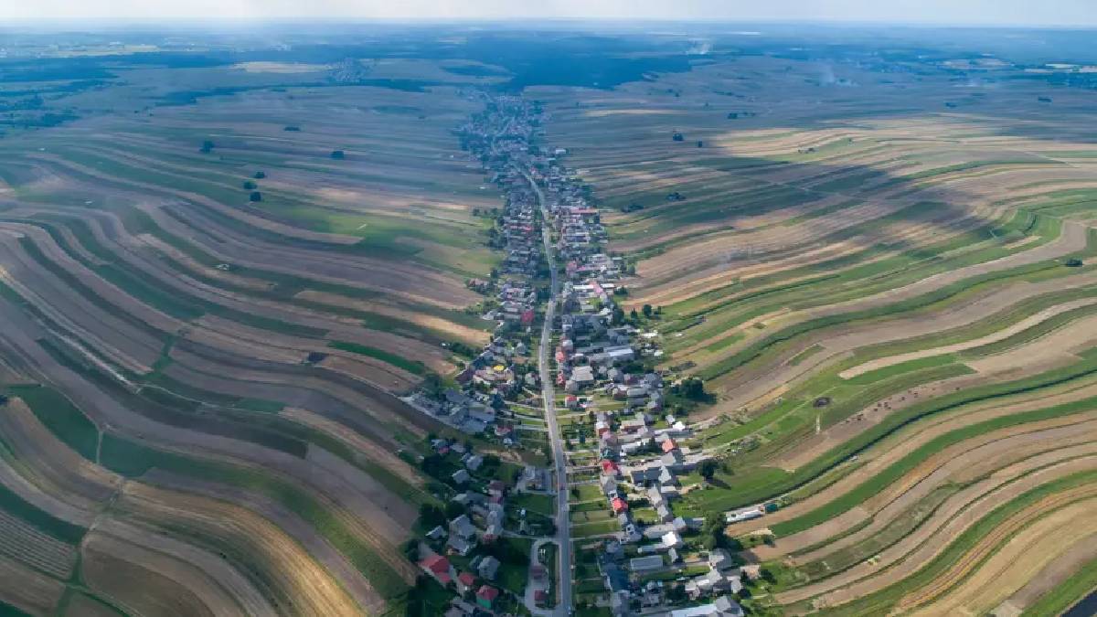 Herkes Avrupa’nın bu köyünü konuşuyor! 6.000 kişi 9 km uzanan yol üzerinde yaşıyor