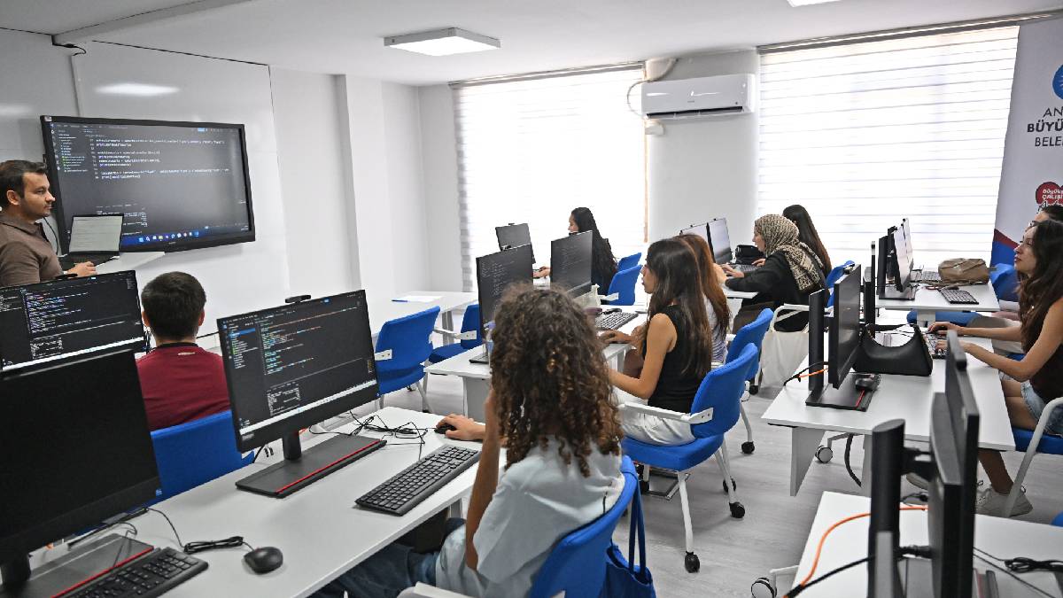 Gençler geleceğin mesleklerine hazırlanacak: Antalya Dijital Gençlik Merkezi (DİGEM) açıldı