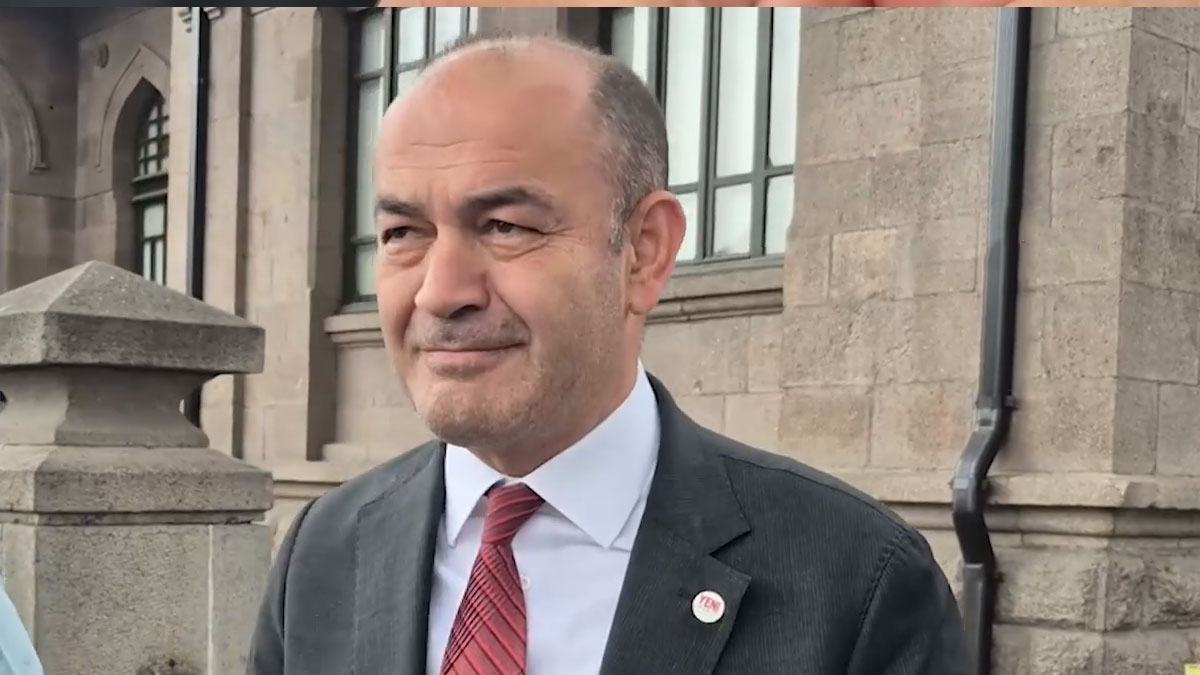 Özgür Karabat, YENİ Parti rozetini takan ilk isim oldu