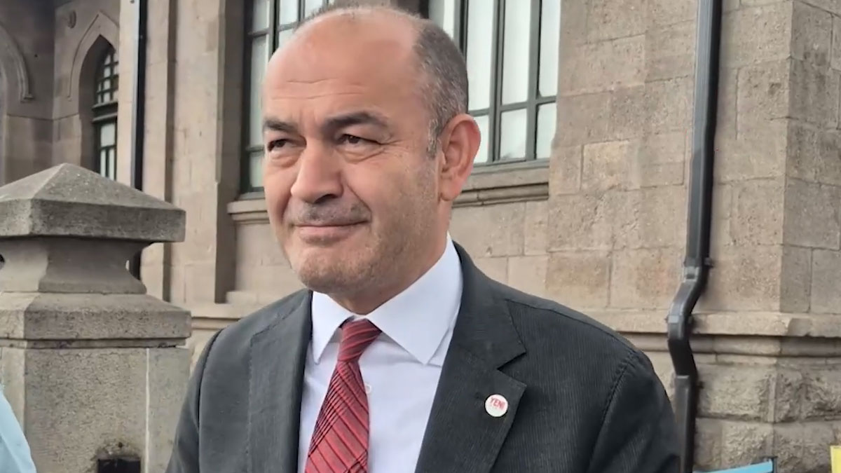 Özgür Karabat, YENİ Parti rozetini takan ilk isim oldu
