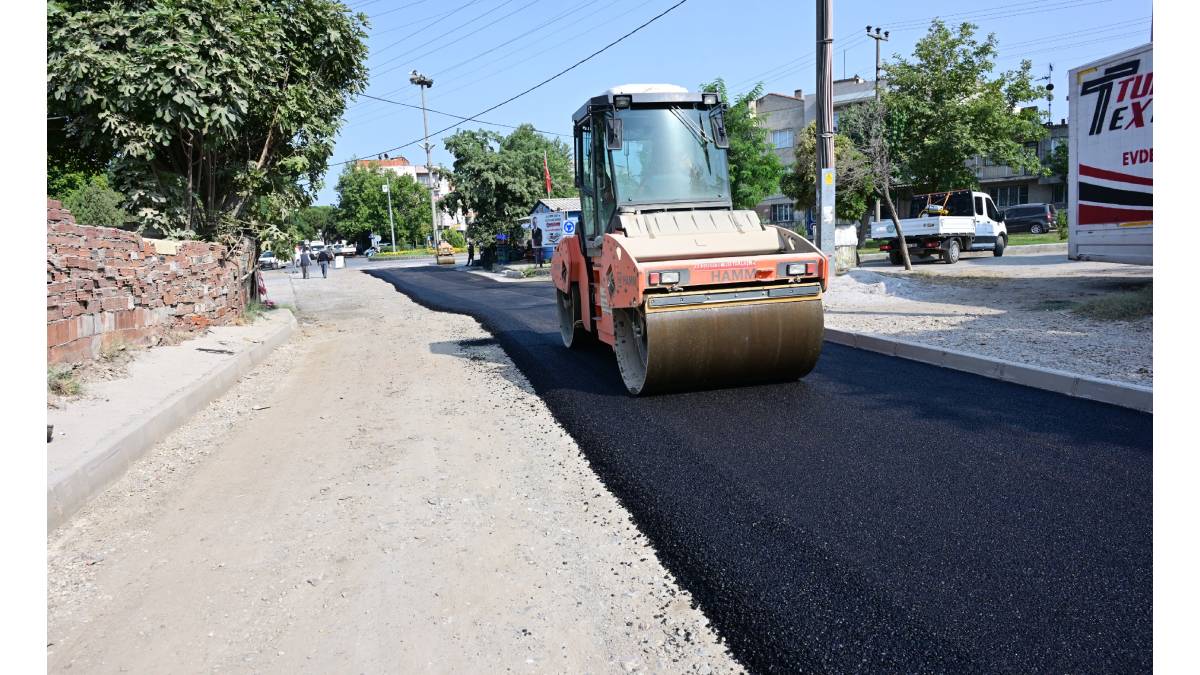 Büyükşehir, Turgutlu’nun mahallelerinde yol konforunu yükseltiyor