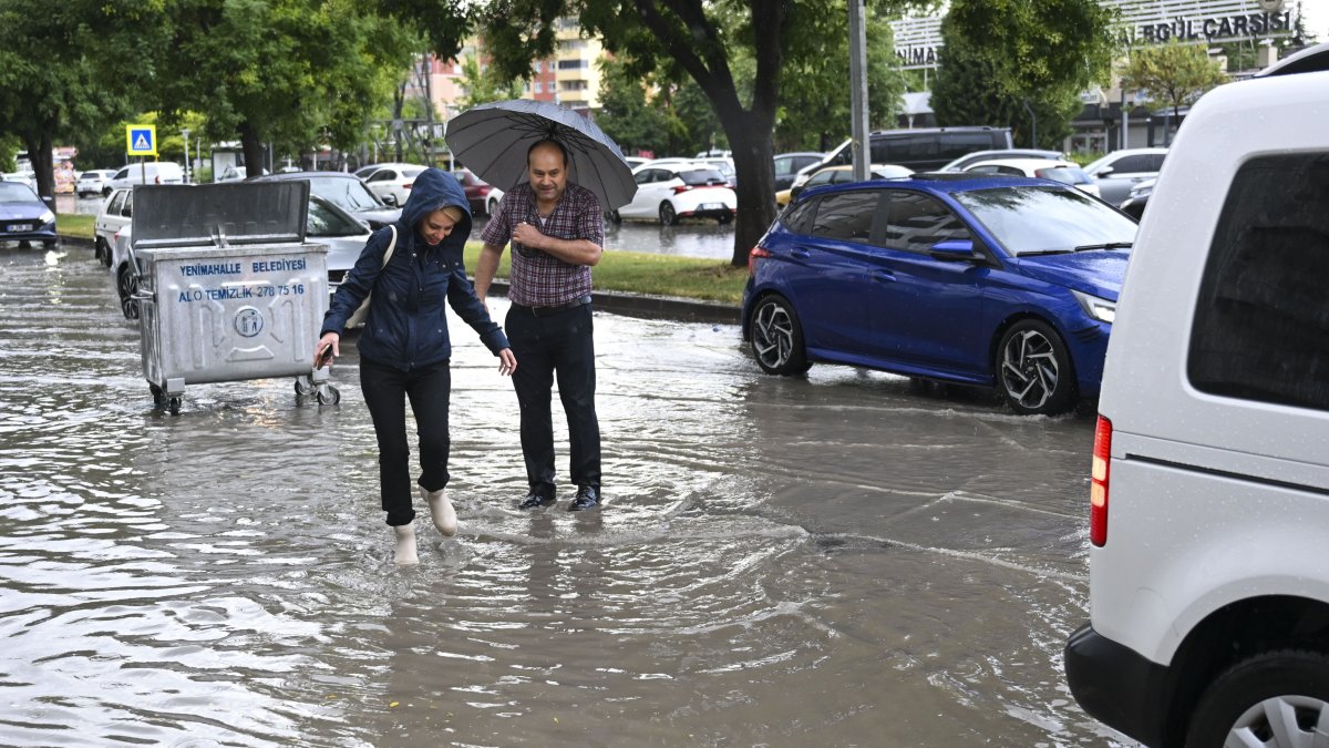 Meteoroloji'den 35 il için "sarı" ve "turuncu" alarm: Yağış miktarı 100 kilograma kadar ulaşabilir