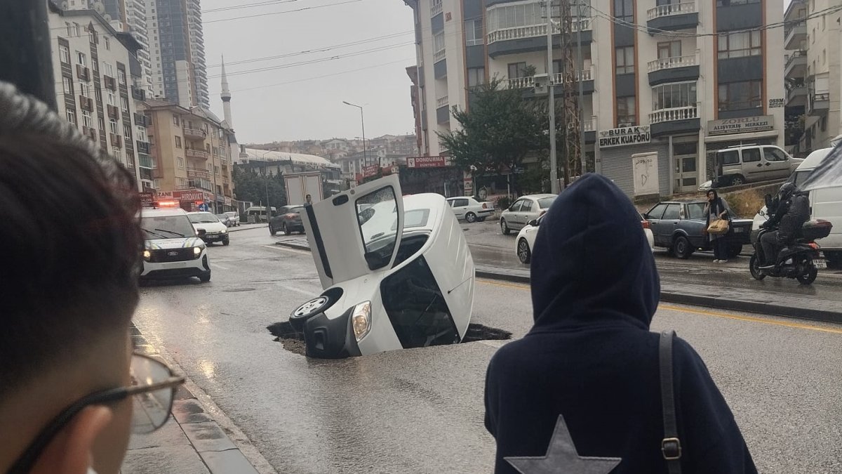 Ankara sele teslim: Otomobiller sürüklendi, çöken yola bir araç düştü