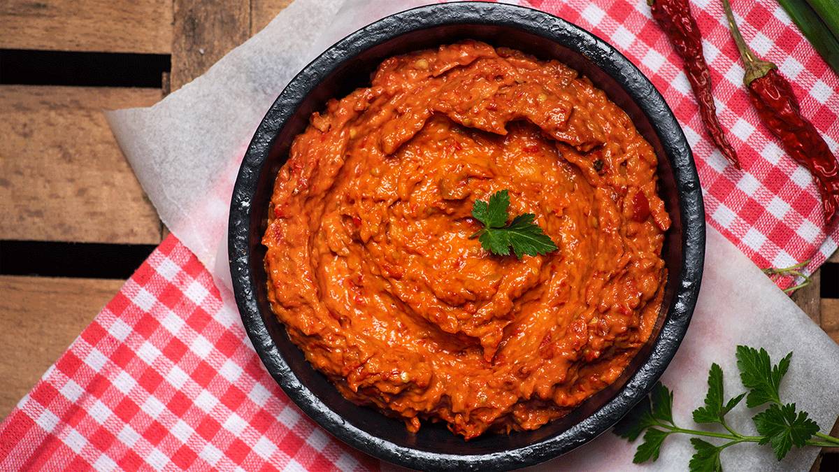 Kahvaltı sofralarına Balkan dokunuşu: Adım adım ev yapımı ajvar tarifi