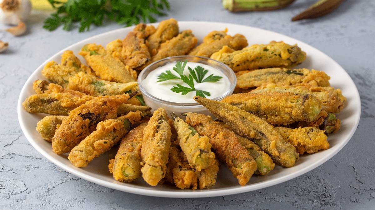 Bamya sevmem diyen bile tabağını temizleyecek! İşte çıtır bamya kızartması tarifi