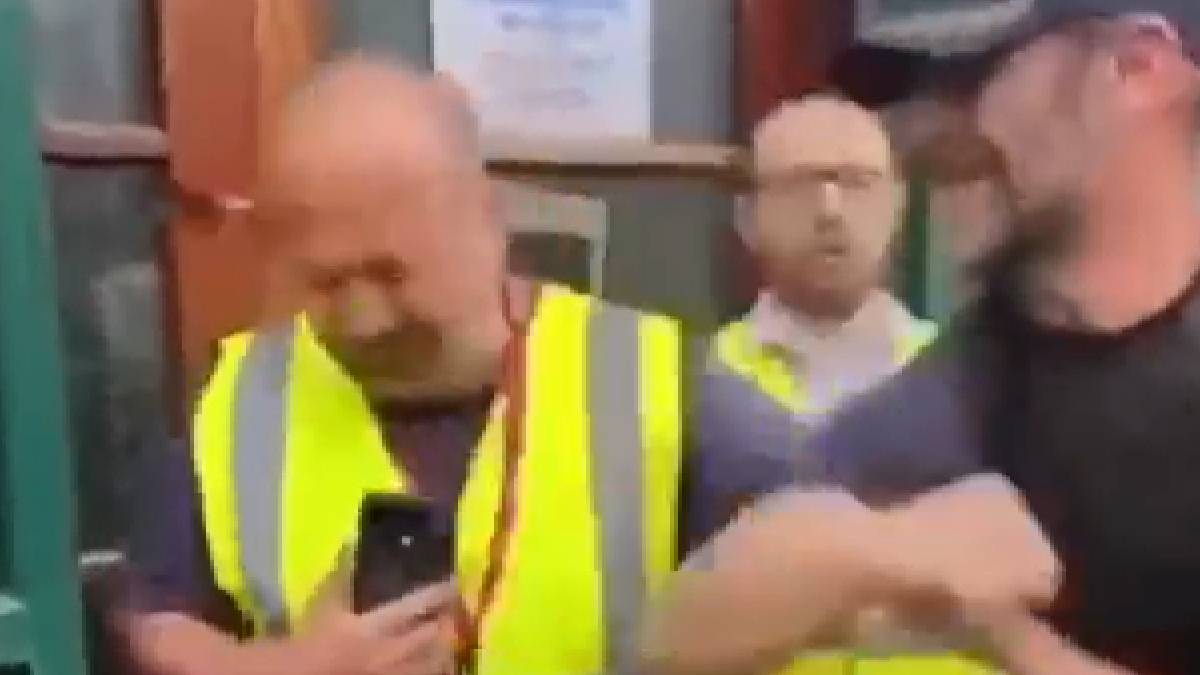 Dublin’de Türk mescidine ırkçı saldırı: Kapıdaki görevliye yumruk atıp videoya çektiler