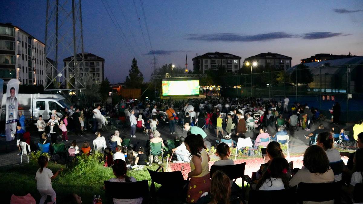 Çorlu’da yıldızlar altında sinema keyfi devam ediyor