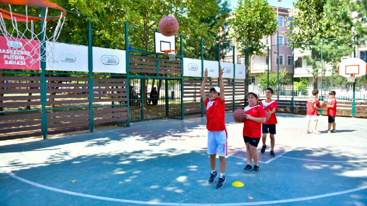 Yaz spor okullarında çocuklar hem spor yapıyor hem yeteneklerini keşfediyor