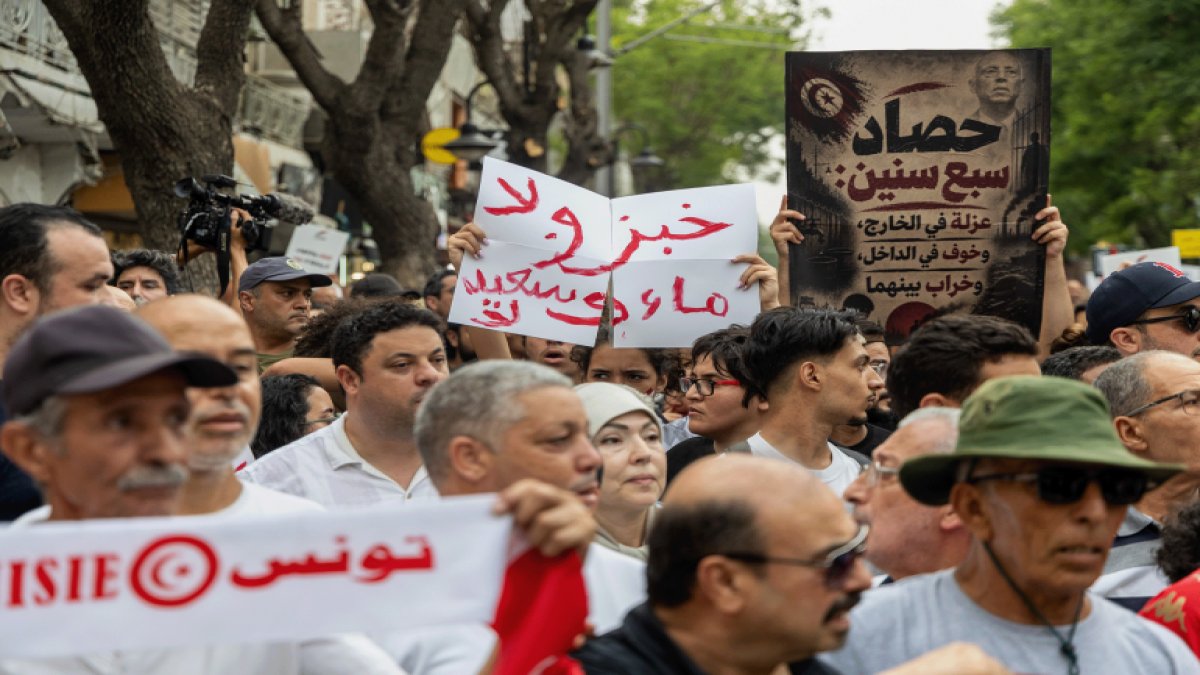 Tunus'ta olağanüstü tedbirlerin 5. yılında protesto: Binlerce kişi Kays Said'in istifasını istiyor
