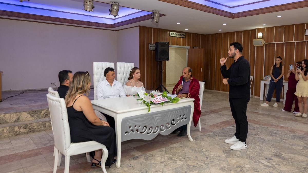 Büyükşehirden işitme engelli çifte ücretsiz tercüman desteği: Mutluluğa işaret diliyle "evet" dediler