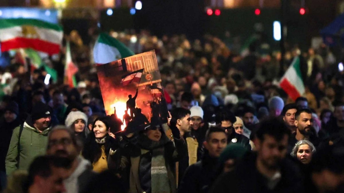 İran'da protesto davalarında yargılanan 2 kişi halka açık alanda idam edildi