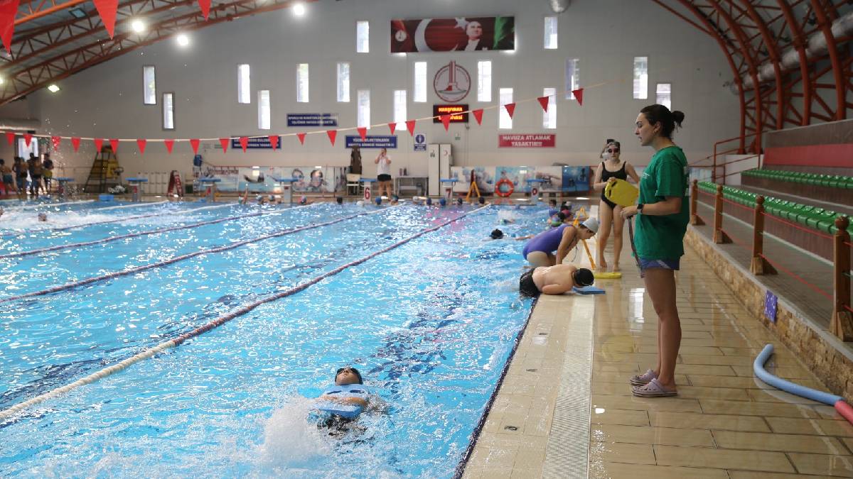 Karşıyaka’da yüzme zamanı: Yaz tatili havuz keyfiyle taçlanıyor
