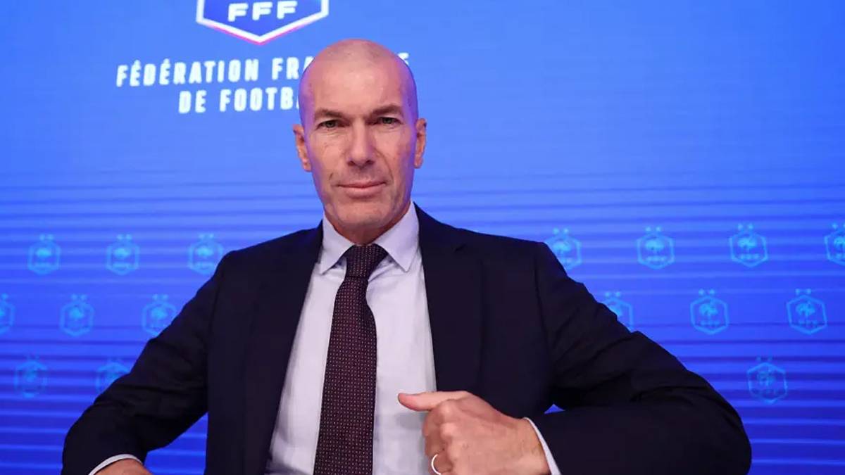 Zinedine Zidane Fransa Milli Takımı'na imzayı attı