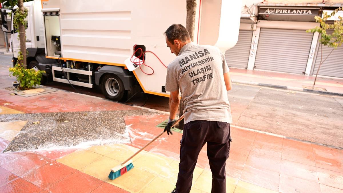 Manisa sokakları yeni araçlarla pırıl pırıl