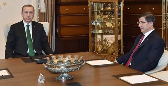 Erdoğan, hükümeti kurma 
görevini Davutoğlu'na verdi