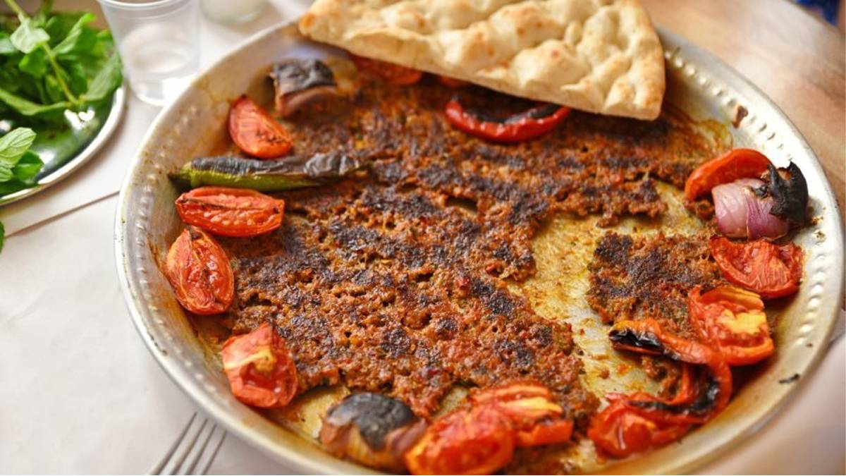Parmak ısırtan geleneksel lezzet: Tam ölçülü Hatay tepsi kebabı nasıl yapılır?