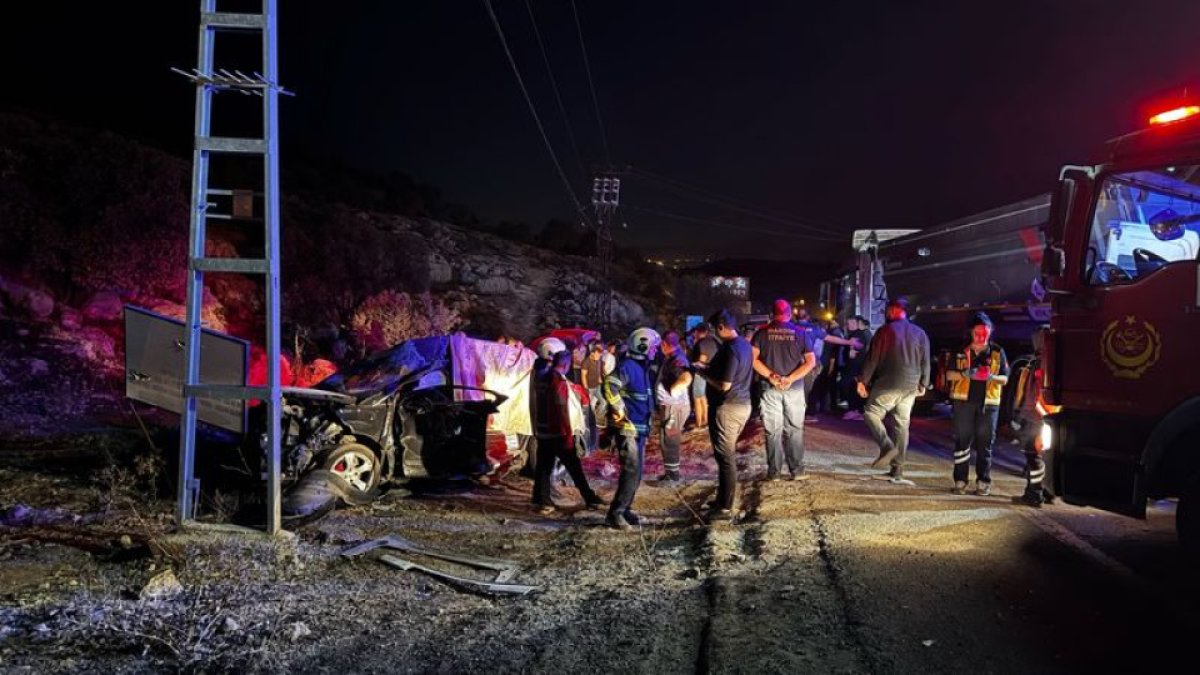 Mardin'de can pazarı: Otomobil ile kamyonun çarpıştığı kazada 3 kişi öldü, 5 kişi yaralandı
