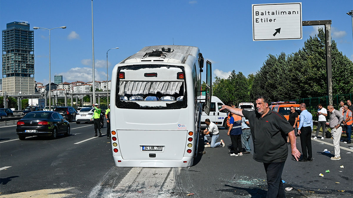 TEM Otoyolu'nda midibüs devrildi! Yaralılar var