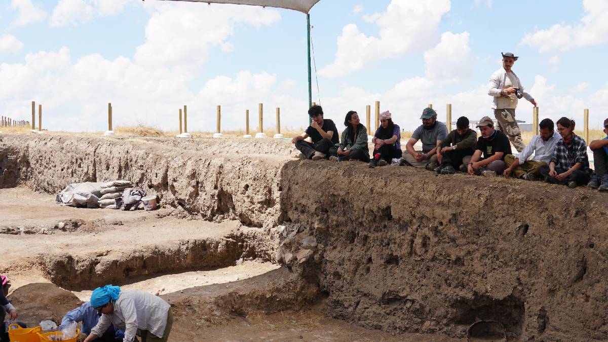 Genç gönüllüler Küllüoba Arkeoloji Kampı'nda tarihle buluştu