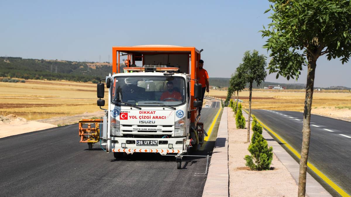 Bakımı tamamlanan yollar şerit çizgileriyle güvenli hale geliyor
