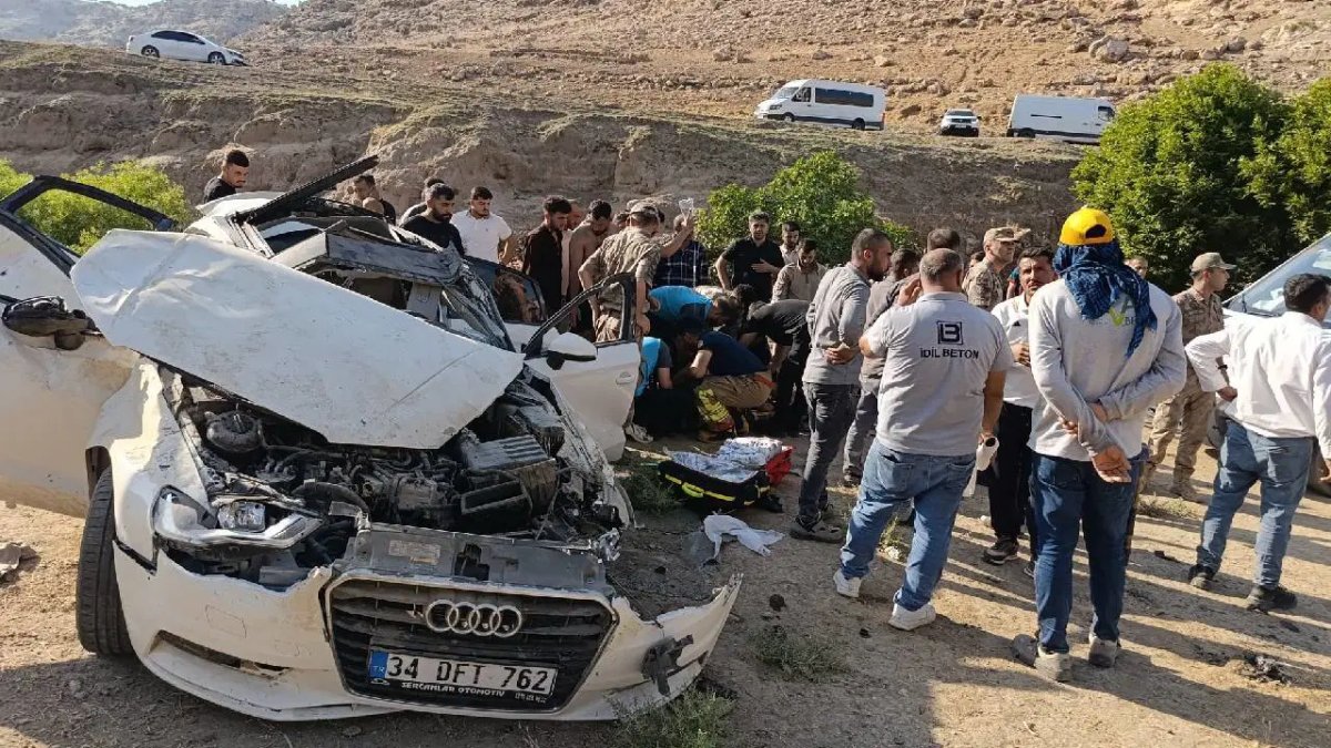 Şırnak'ta otomobil şarampole devrildi: Ölüler ve yaralılar var