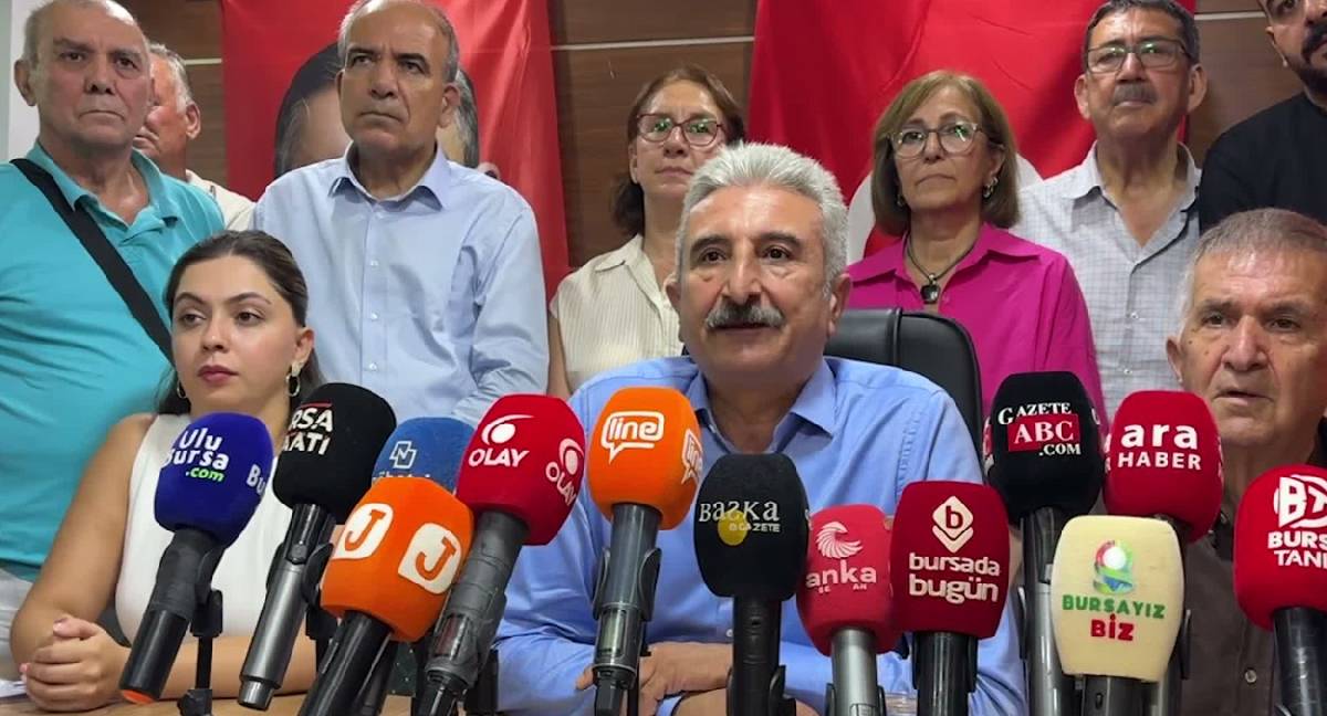 Bursa’da 17 ilçe yönetimi toplu istifa edip Yeni Parti’ye geçti