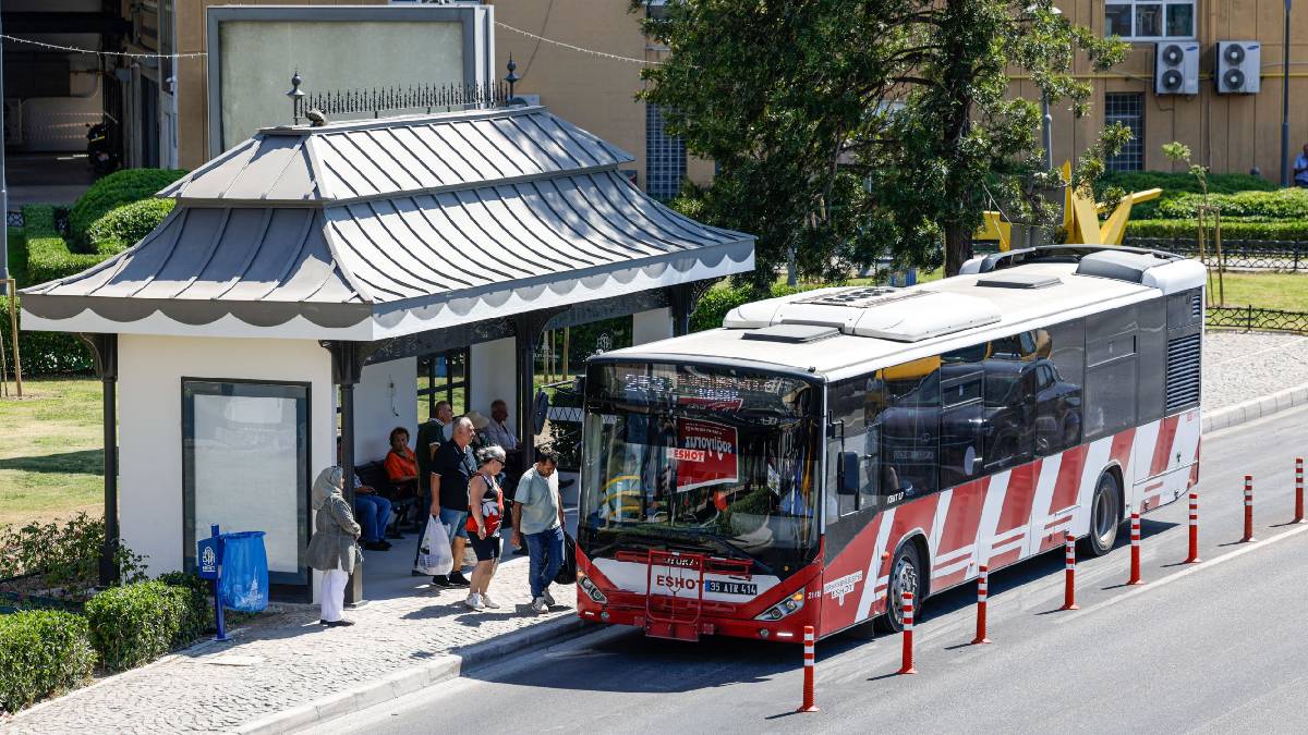 İzmir'in kimliğini yansıtan Konak Durağı hizmete açıldı