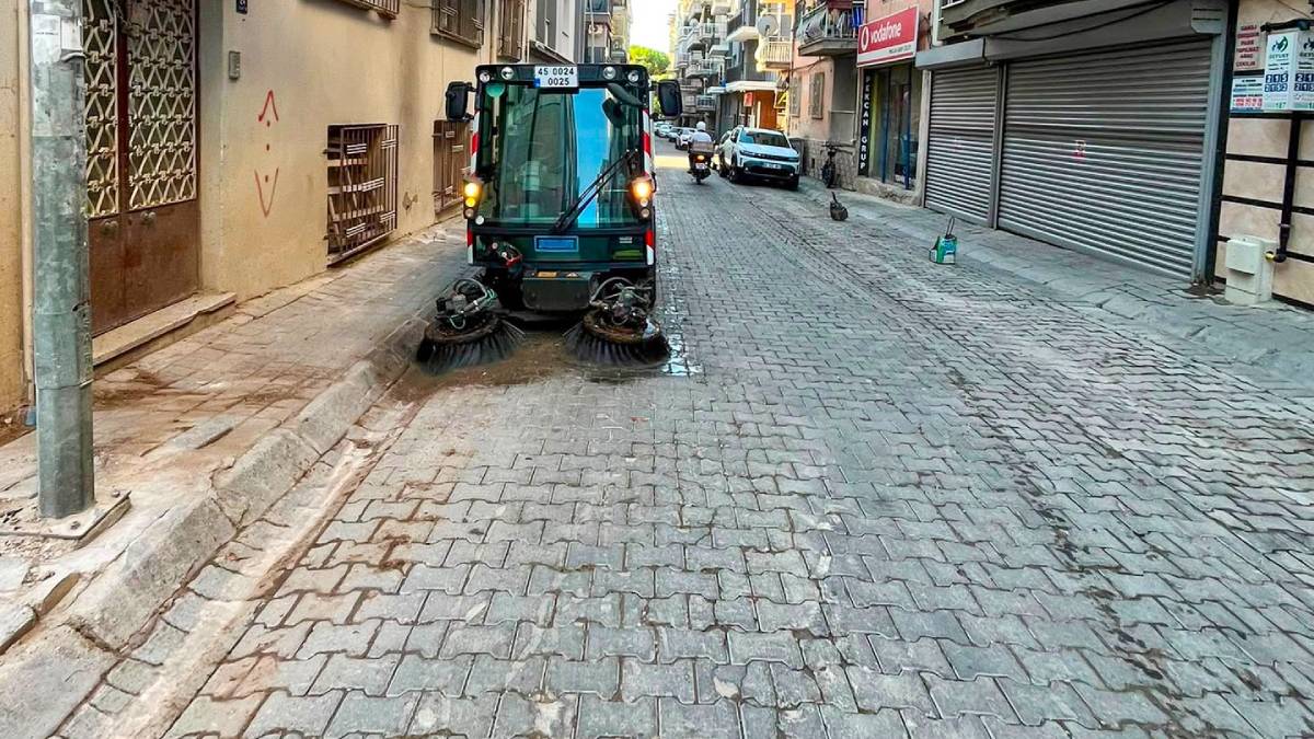 Efeler’in tarihi çarşılarında kapsamlı temizlik seferberliği